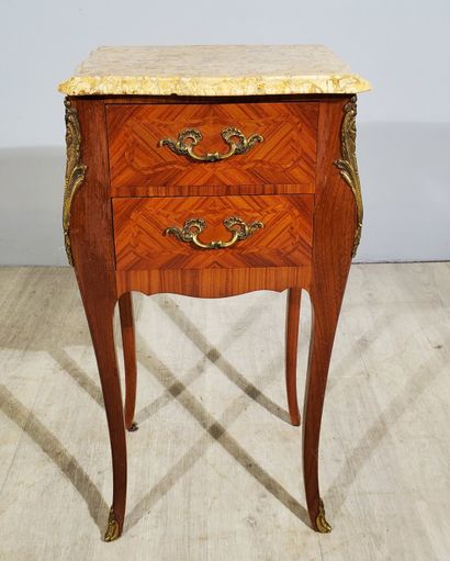 null Pair of Louis XV style bedside tables in rosewood veneer, curved on all sides,...