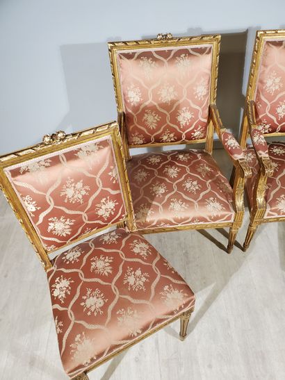 null Louis XVI-style SALON comprising a sofa, two chairs and two armchairs.
In wood...