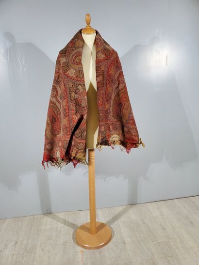 null LARGE Cashmere-style CHALE in silk with vegetation motifs.
Lyon work
H 170 x...