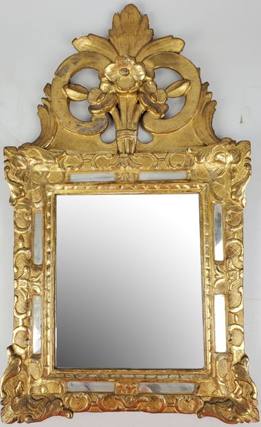 null Gilded wood mirror with floral stems, pitted glass
H 74 x W 42 cm
Wear