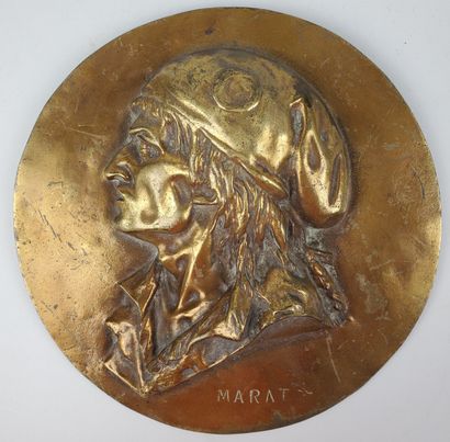 MÉDAILLON en bronze au profil de Marat portant...