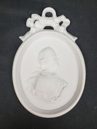null PORZELLAN MANUFAKTUR NYMPHENBURG
Cookie medallion bearing the effigy of Charles-Theodore...