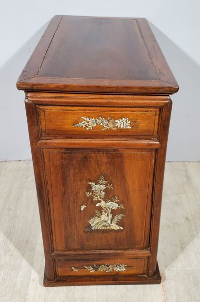null ASIAN ARTS
Small Indochinese cabinet in solid wood with mother-of-pearl inlay...