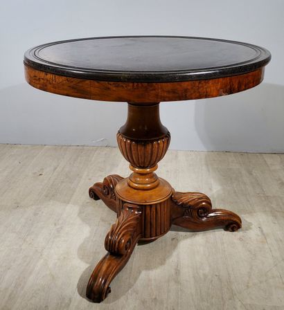 null Charles X-style tripod GUERIDON 
Walnut veneer, base carved with gadroons and...