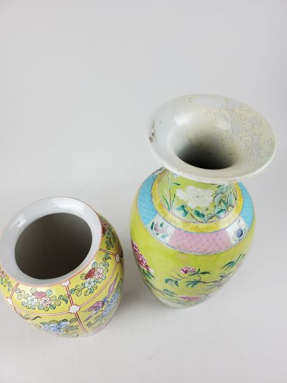 null ASIA, 20th century
Two polychrome porcelain vases richly decorated with vegetation
Height...