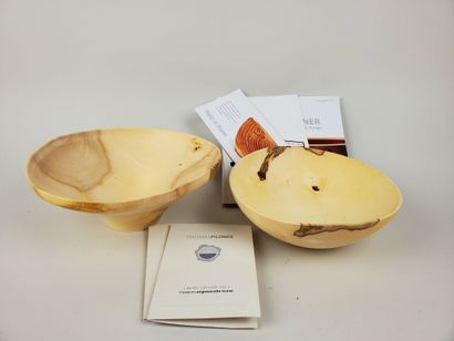 null THOMAS PILDNER (XX-XXIth)
Two chestnut wood bowls, certificates of authenticity...