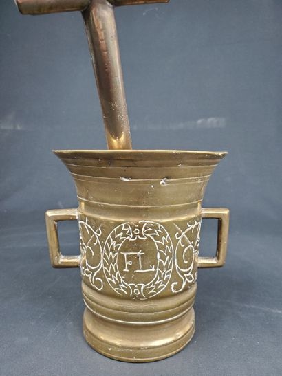 null Bronze pestle and mortar, engraved with foliage and the initials "FL" and "DB".
18th...