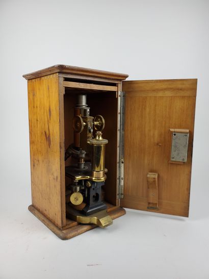 null C. REICHERT 
Brass and black-lacquered metal microscope in fruitwood box 
Marked...