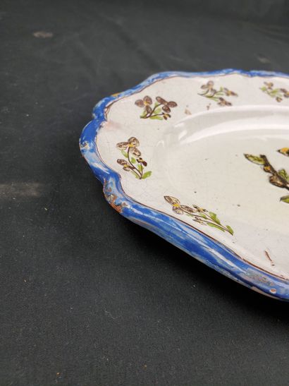 null FRANCHE-COMTÉ
Oval earthenware dish with contoured rim, polychrome decoration...