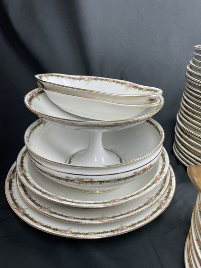 null Raynaud & Cie in Limoges
Polychrome earthenware dinner service comprising approximately...