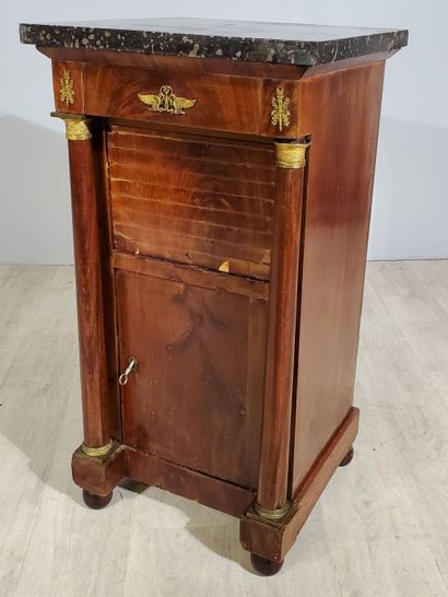 null SOMNO Empire Style
Small bedside table in mahogany veneer
The front is flanked...