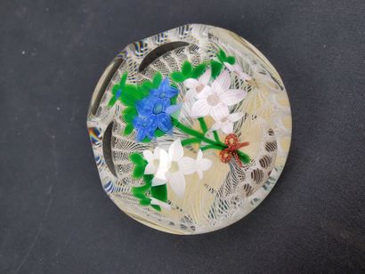 null SELKIRK GLASS (Scotland) 
Cut glass sulfide decorated with a bouquet of flowers...