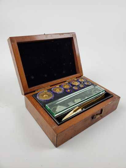 null WOODEN BOX including weights (from 1 g to 50 g), tweezers and leaf weights
Box...