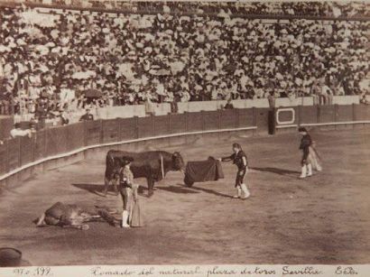 BEAUCHY Course de taureaux, Séville, c.1880. Tirage d'époque sur papier albuminé....