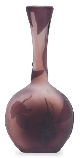 ÉMILE GALLÉ (1846-1904) Vase soliflore à base aplatie en verre gravé à l'acide à...