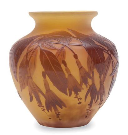 ÉMILE GALLÉ (1846-1904) Vase de forme pansue à col ouvert en verre gravé à l'acide...