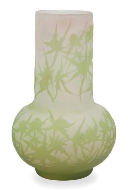 ÉMILE GALLÉ (1846-1904) Vase de forme cylindrique à base ronde en verre gravé à l'acide...