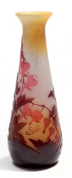 ÉMILE GALLÉ (1846-1904) Vase de forme conique à col ouvert en verre gravé à l'acide...