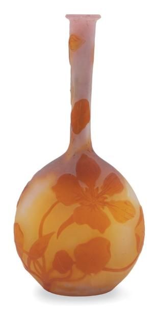 ÉMILE GALLÉ (1846-1904) Vase soliflore à base aplatie en verre gravé à l'acide à...