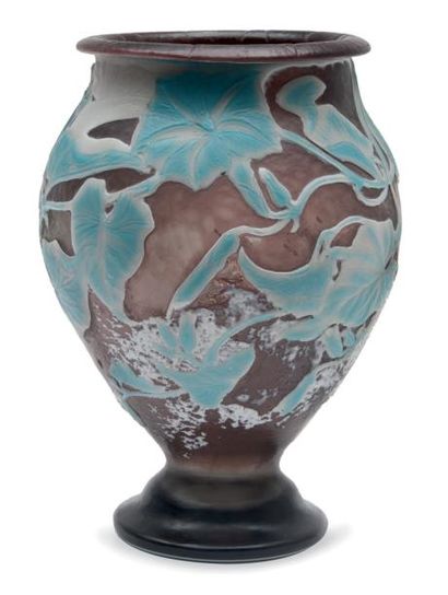 ÉMILE GALLÉ (1846-1904) Vase de forme ouverte sur piédouche en verre gravé à l'acide...
