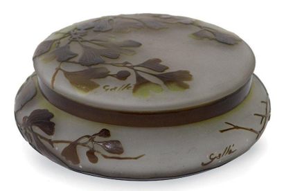 ÉMILE GALLÉ (1846-1904) Bonbonnière ronde en verre gravé à l'acide à décor de feuillages...
