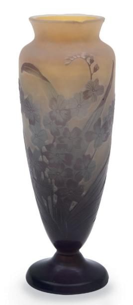 ÉMILE GALLÉ (1846-1904) Vase de forme balustre en verre gravé à l'acide à décor de...