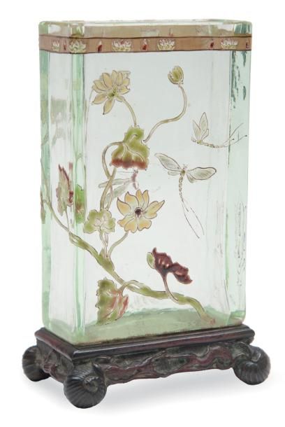 ÉMILE GALLÉ (1846-1904) Rare vase de forme rectangulaire en verre vert d'eau à décor...