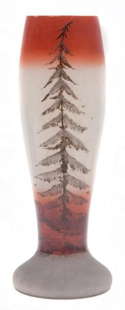 TRAVAIL FRANÇAIS VERS 1900 Vase de forme balustre en verre émaillé à décor de paysage...