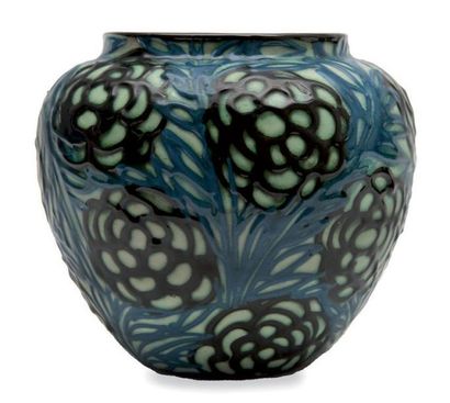 MAX LAÜGER (1864-1952) Vase de forme ronde à col ouvert en céramique émaillée à décor...