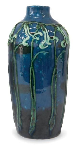 MAX LAÜGER (1864-1952) Vase de forme pansue à col droit en céramique émaillée à décor...