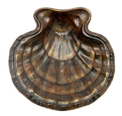 ÉMILE GALLÉ (1846-1904) Vide-poche en forme de coquillage en faïence à glaçure brun...