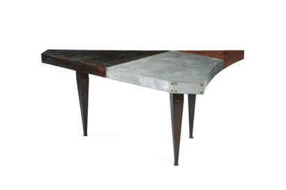 Tom DIXON (1959) Console.Acier, cuivre, métal.Pièce unique.76 x 161 x 117 cm.Circa...