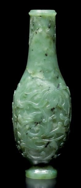 null Vase en jade vert Chine, XVIII-XIXème siècle. De forme balustre, la panse finement...