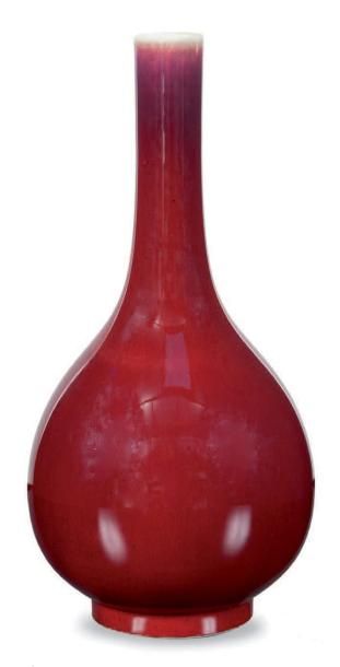 null Vase bouteille en porcelaine sang de boeuf Chine, XVIIIème, XIXème siècle. La...