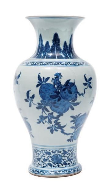 null Vase en porcelaine bleu-blanc Chine, époque Qianlong (1735-1796). De forme balustre,...