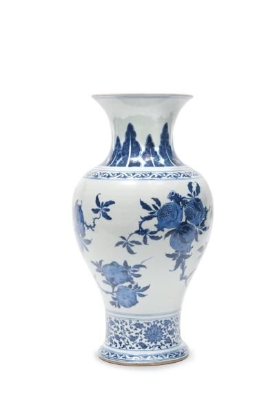 null Vase en porcelaine bleu-blanc Chine, époque Qianlong (1735-1796). De forme balustre,...
