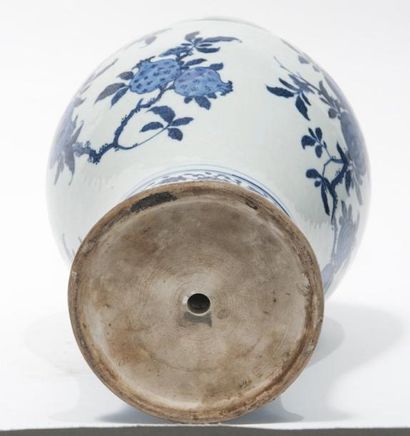 null Vase en porcelaine bleu-blanc Chine, époque Qianlong (1735-1796). De forme balustre,...