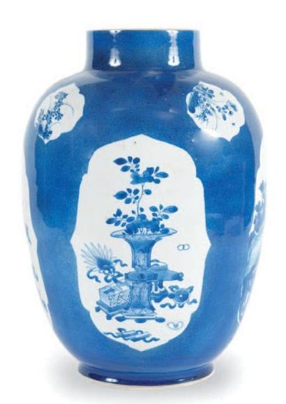 null Vase en porcelaine bleu-blanc et bleu poudré Chine, XVIIIème - XIXème siècle....