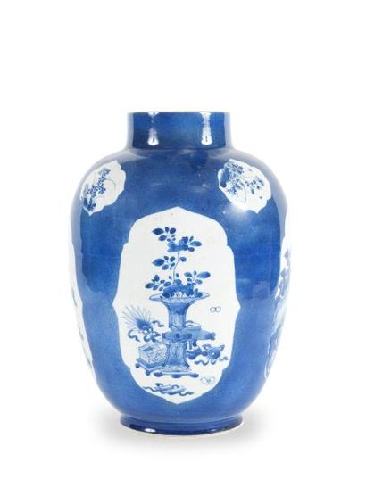 null Vase en porcelaine bleu-blanc et bleu poudré Chine, XVIIIème - XIXème siècle....