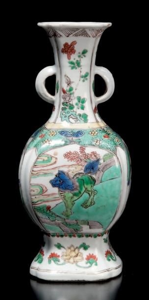 null Vase en porcelaine famille verte Chine, dynastie Qing, époque Kangxi (1661-1722)....