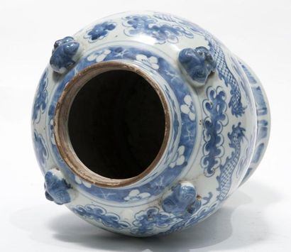 null Paire de potiches en porcelaine bleu blanc Chine, fin du XIXème siècle. A décor...