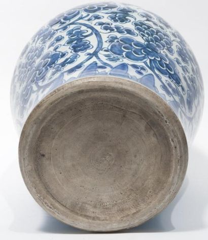 null Paire de potiches en porcelaine bleu-blanc Chine, XVIIème siècle. De forme balustre,...