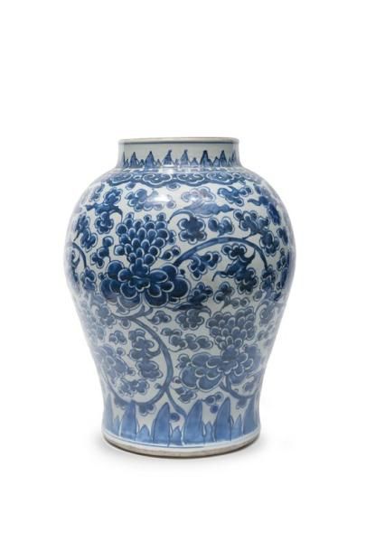 null Paire de potiches en porcelaine bleu-blanc Chine, XVIIème siècle. De forme balustre,...