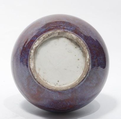 null Vase en porcelaine à glaçure flammée Chine, XXème siècle. La panse globulaire...