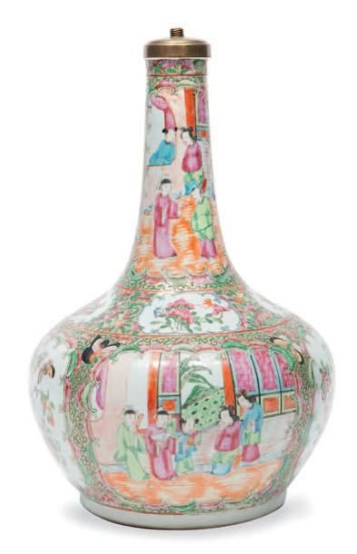 null Paire de vases en porcelaine de Canton Chine, fin du XIXe siècle. De forme bouteille...