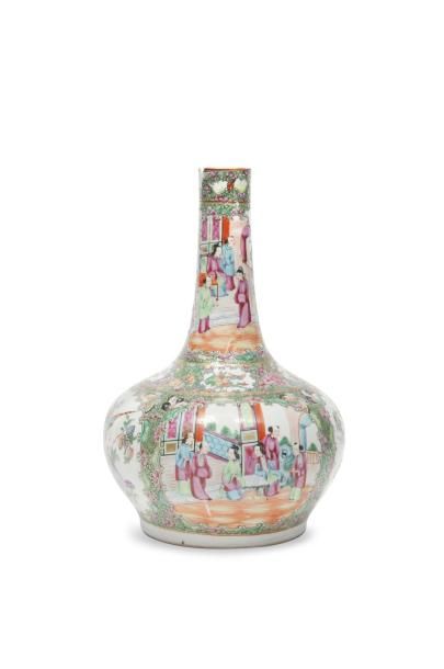 null Paire de vases en porcelaine de Canton Chine, fin du XIXe siècle. De forme bouteille...