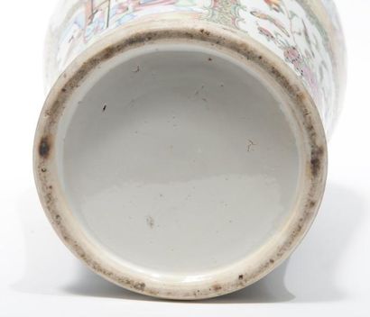 null Paire de vases en porcelaine de Canton Chine, fin du XIXe siècle. De forme balustre,...