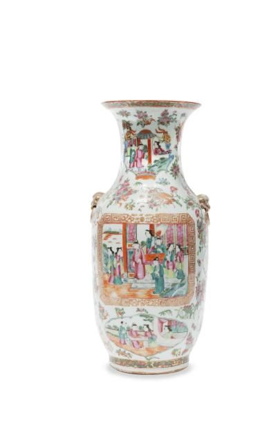 null Vase en porcelaine de la famille rose Chine, Canton, fin du XIXe siècle. Décoré...