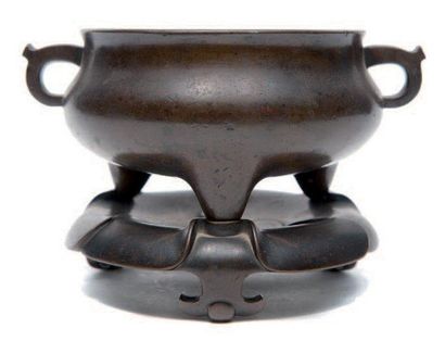 null Brûle-parfum en bronze Chine, fin de l'époque Ming, XVIIème siècle. Reposant...