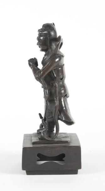 null Statuette de gardien Chine, époque Ming, XVIIème siècle. Bronze à patine brune....